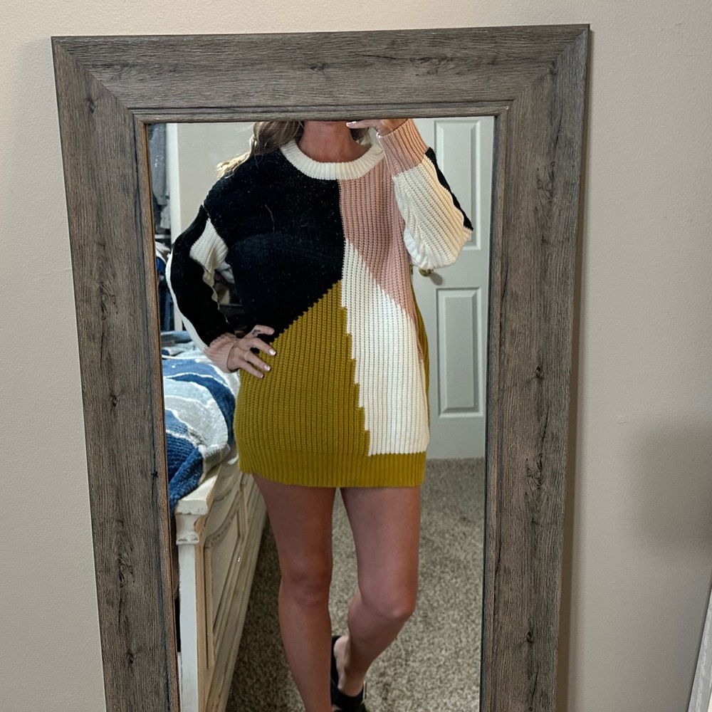 Enter sweater size medium- cozy color block, great fall piece